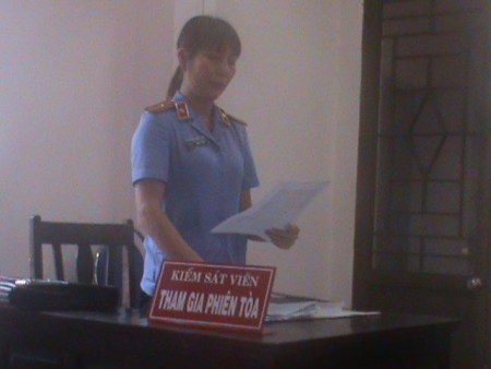 Kiểm sát viên đọc cáo trạng