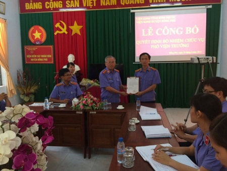 Trao quyết định