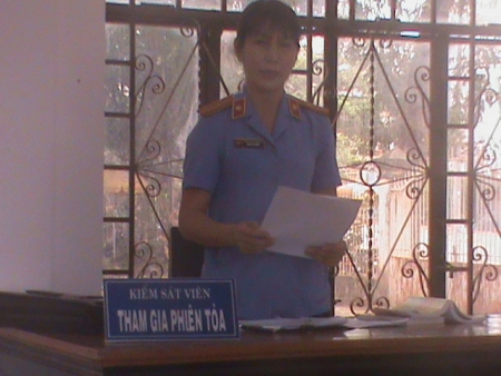 Kiểm sát viên phát biểu