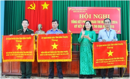 Tặng cờ thi đua