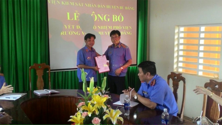 Trao quyết định