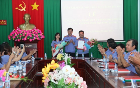 Trao quyết định