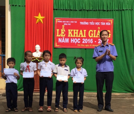 Viện kiểm sát huyện Đồng Phú tặng quà học sinh nghèo nhân dịp khai giảng năm học 2016-2017