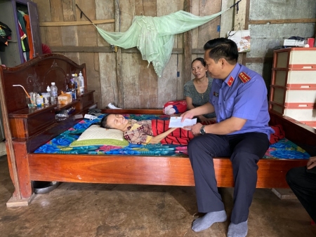 Viện kiểm sát nhân dân huyện Phú Riềng thăm và tặng quà cho công chức mắc bệnh hiểm nghèo