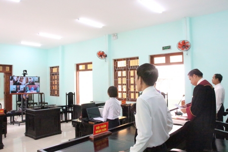 Viện Kiểm sát huyện Phú Riềng tham gia xét xử trực tuyến 3 vụ án hình sự.