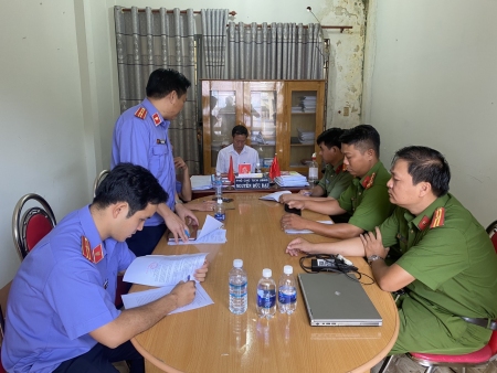 Viện kiểm sát nhân dân huyện Phú Riềng phối hợp với Cơ quan Cảnh sát điều tra Công an huyện kiểm tra việc tiếp nhận, giải quyết tố giác, tin báo về tội phạm tại Công an xã trên địa bàn huyện Phú Riềng