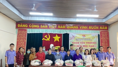 Đảng ủy, Ban chấp hành Công đoàn Viện kiểm sát nhân dân tỉnh Bình Phước tặng quà cho những hộ gia đình có hoàn cảnh khó khăn tại xã Phước Sơn, xã Đoàn Kết, huyện Bù Đăng nhân dịp tết đến, xuân về.