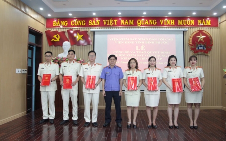 Đ/c Viện trưởng trao quyết định bổ nhiệm