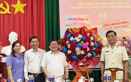 Công bố và trao Quyết định bổ nhiệm chức vụ  Viện trưởng Viện kiểm sát nhân dân thành phố Đồng Xoài
