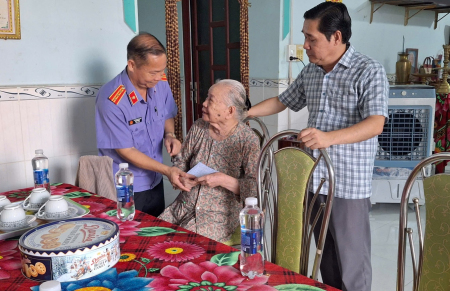 Viện Kiểm sát nhân dân khu vực 8 thăm hỏi, tặng quà các gia đình thương binh, liệt sĩ nhân dịp kỷ niệm 79 năm Ngày Thương binh - Liệt sĩ