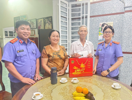 Viện kiểm sát nhân dân khu vực 10 – Đồng Nai tổ chức thăm hỏi, trao quà cho các gia đình thương binh, bệnh binh