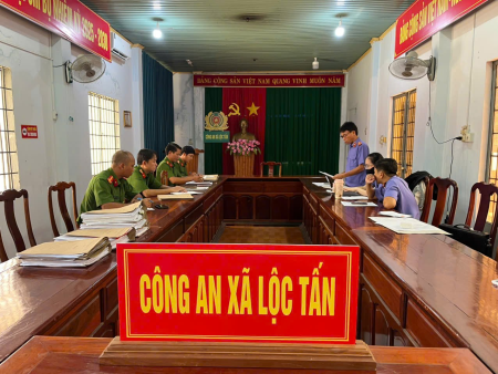 Viện KSND khu vực 14 – Đồng Nai trực tiếp kiểm sát việc tiếp nhận, giải quyết nguồn tin về tội phạm tại Công an xã Lộc Tấn, thành phố Đồng Nai.