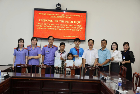 03 học sinh vùng biên giới được cấp Giấy khai sinh trước thềm năm học mới; nhờ kiến nghị của VKSND khu vực 13 - thành phố Đồng Nai.