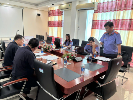 VKSND khu vực 13, thành phố Đồng Nai trực viếp kiểm sát việc tiếp nhận, giải quyết nguồn tin về tội phạm tại Đội Hải quan Cửa khẩu Hoàng Diệu  và Hạt Kiểm lâm khu vực 9, thành phố Đồng Nai