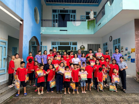 VKSND khu vực 6 - Đồng Nai phối hợp trao quà Trung thu cho các cháu, người cao tuổi có hoàn cảnh đặc biệt tại xã Xuân Hòa, thành phố Đồng Nai