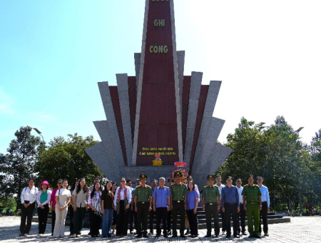 Viện kiểm sát nhân dân thành phố Đồng Nai tham gia về nguồn tại Khu di tích lịch sử Rừng Sác, xã Phước An, thành phố Đồng Nai