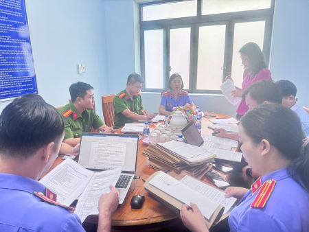 VKSND khu vực 3 trực tiếp kiểm sát việc thi hành án hình sự và thi hành biện pháp ngăn chặn cấm đi khỏi nơi cư trú tại UBND xã Phú Lý.