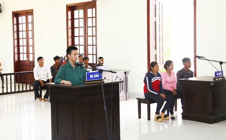 Hình ảnh về phiên tòa