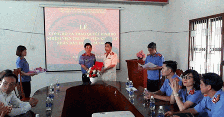 Trao quyết định