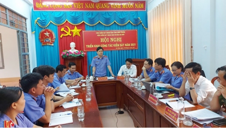 Đ/c Viện trưởng phát biểu