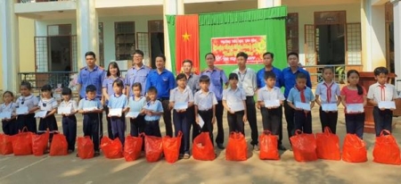 hình buổi tặng quà