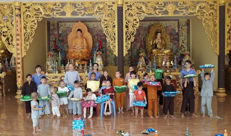 hình buổi tặng quà