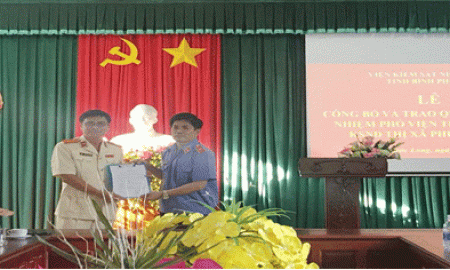 Trao quyết định