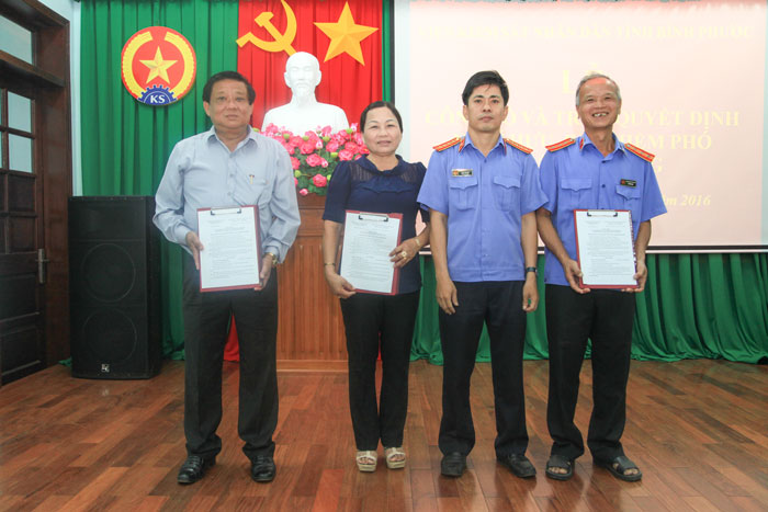 Trao quyết định
