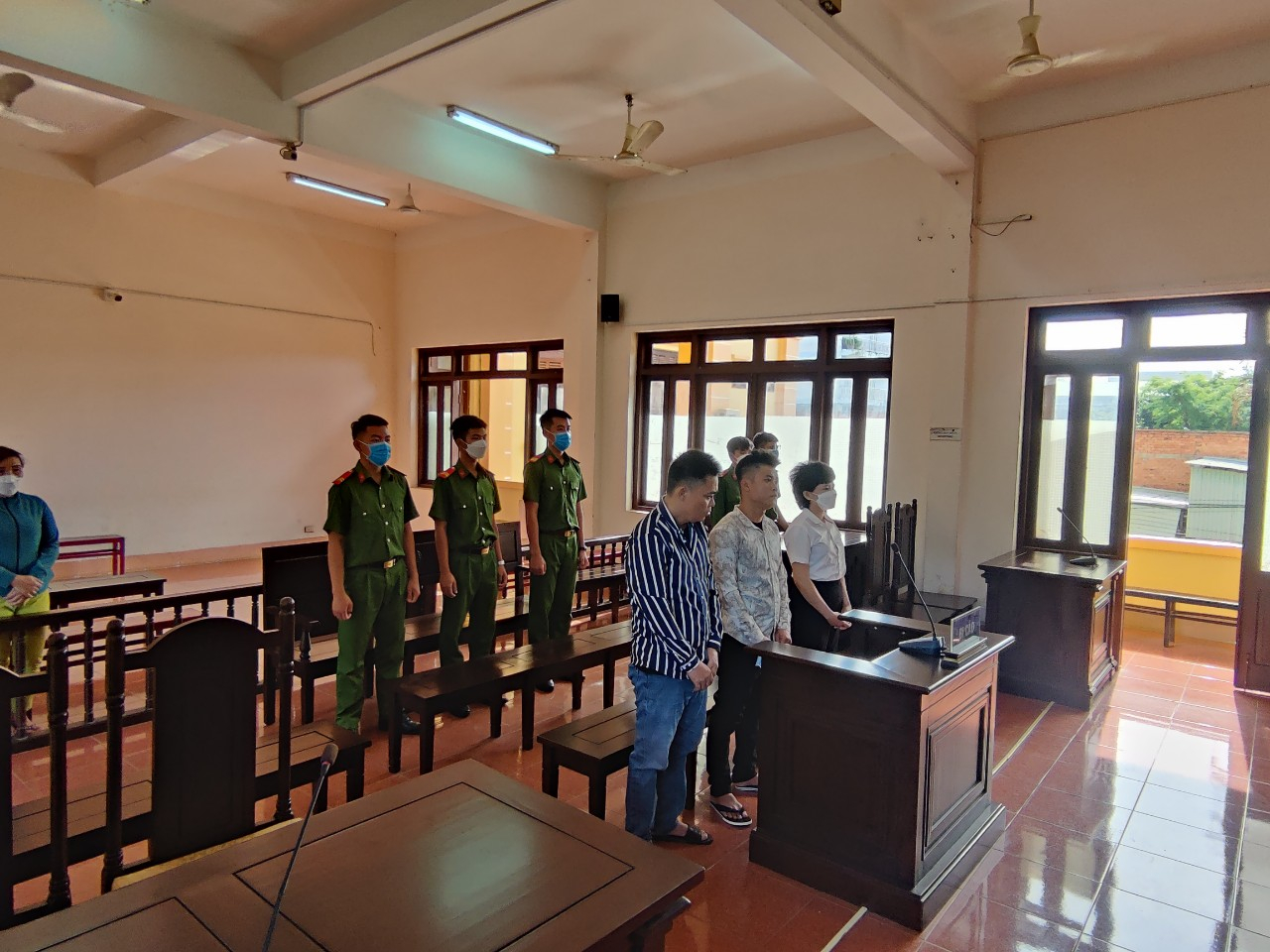 Viện kiểm sát nhân dân thành phố Đồng Xoài phối hợp Tòa án nhân dân cùng cấp tổ chức phiên tòa xét xử công khai và rút kinh nghiệm 02 vụ án hình sự về tội phạm ma túy nhằm hưởng ứng tháng hành động phòng, chống ma túy
