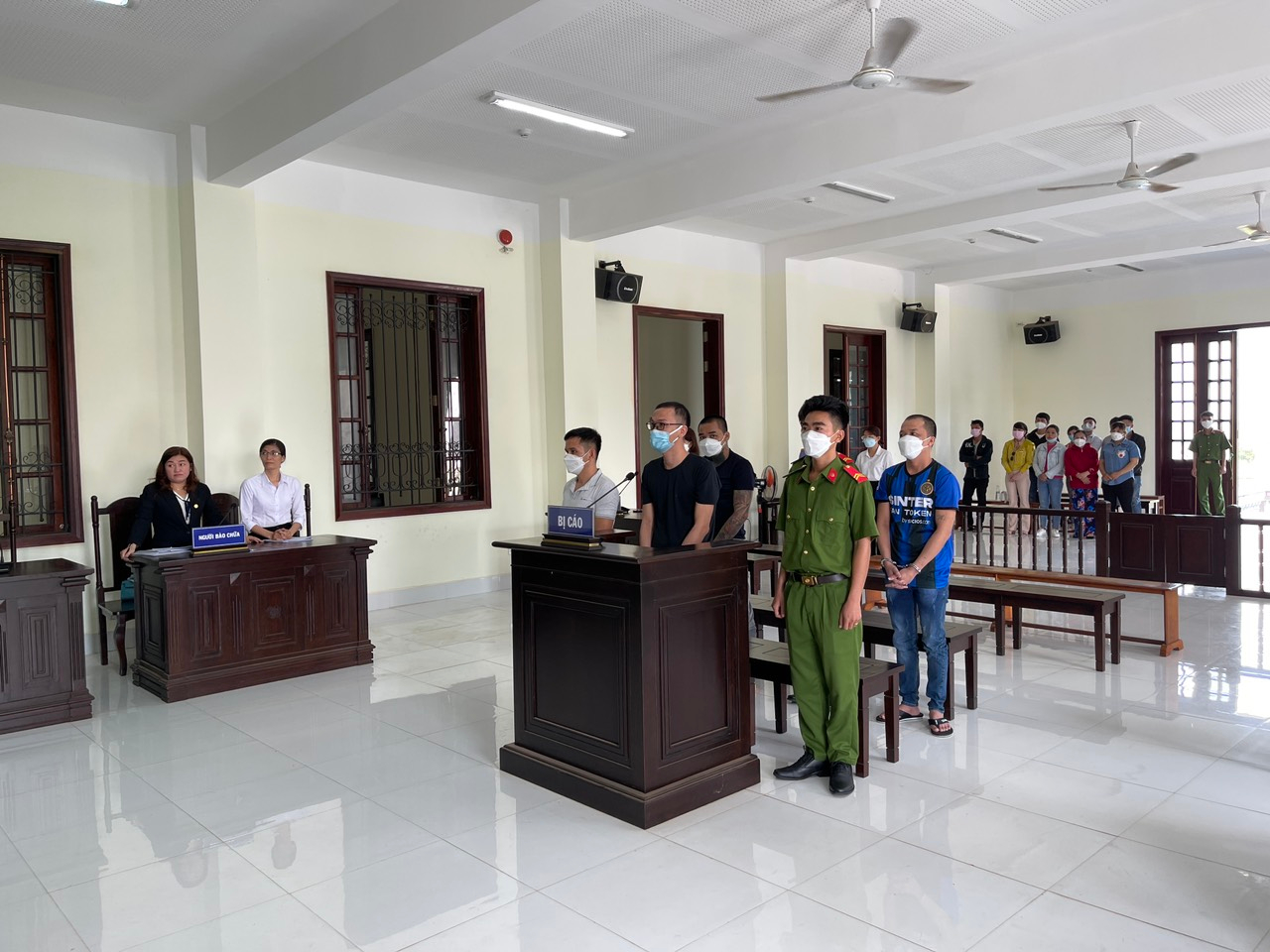 Lấy được 200 triệu đồng theo kiểu “xã hội đen”, 04 bị cáo lãnh hơn 60 năm tù
