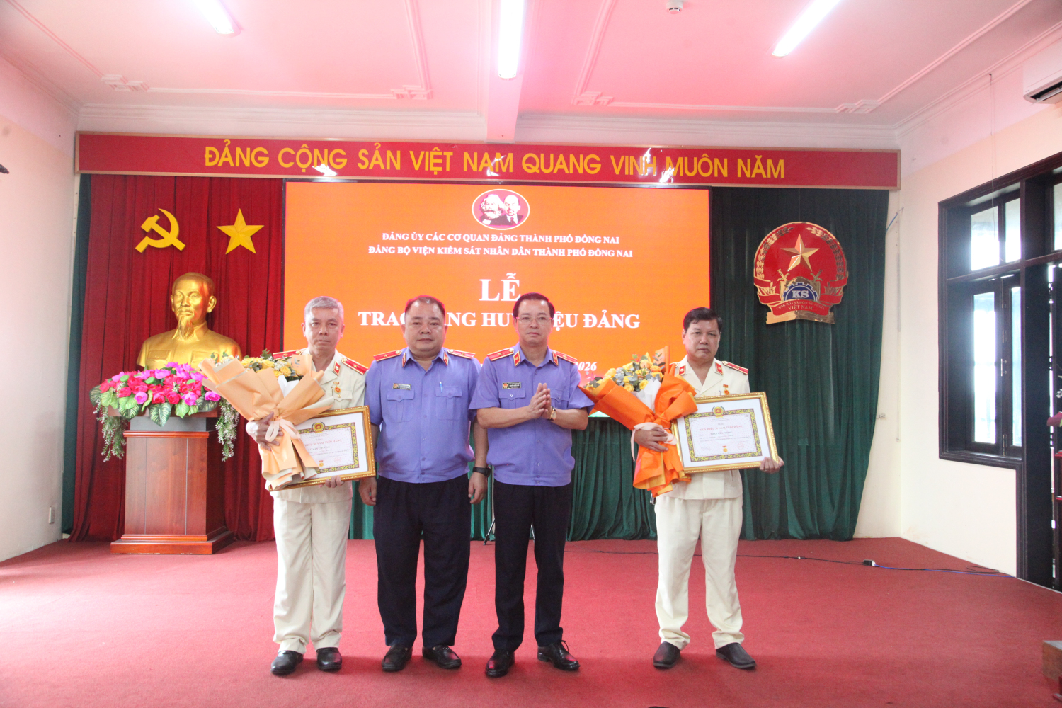 Đảng bộ Viện Kiểm sát nhân dân thành phố Đồng Nai tổ chức Lễ trao tặng Huy hiệu 30 năm tuổi Đảng