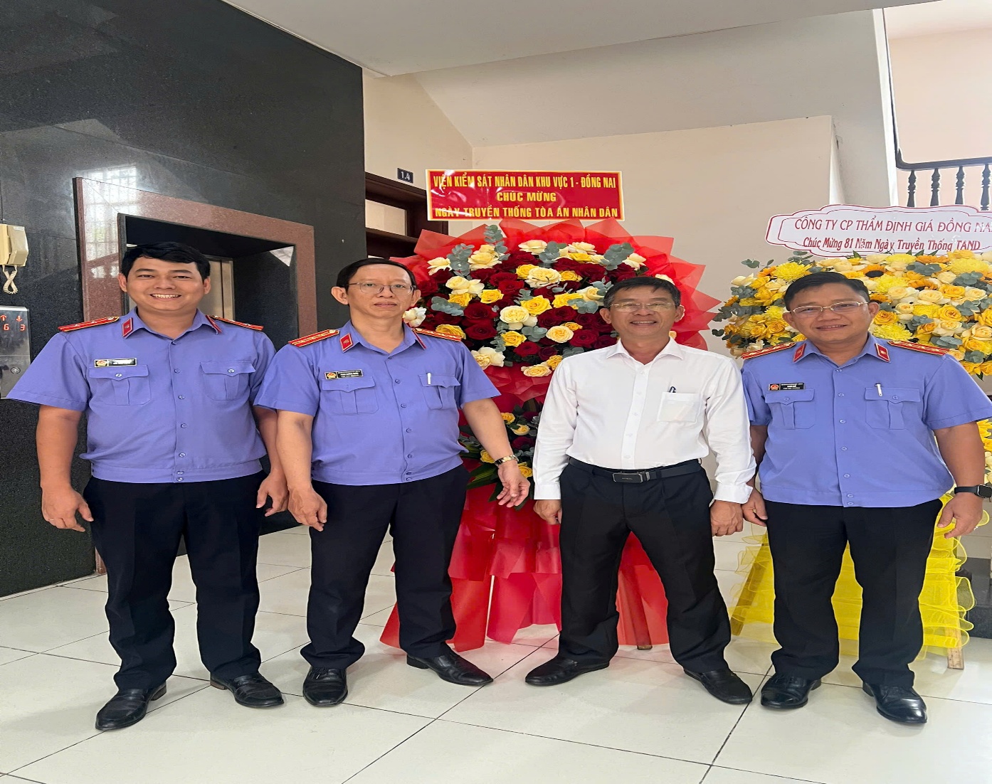 Viện kiểm sát nhân dân khu vực 1 – Đồng Nai tặng hoa chúc mừng Tòa án nhân dân khu vực 1 – Đồng Nai nhân dịp 81 ngày Truyền thống ngành Tòa án nhân dân (13/9/1945 – 13/9/2026)