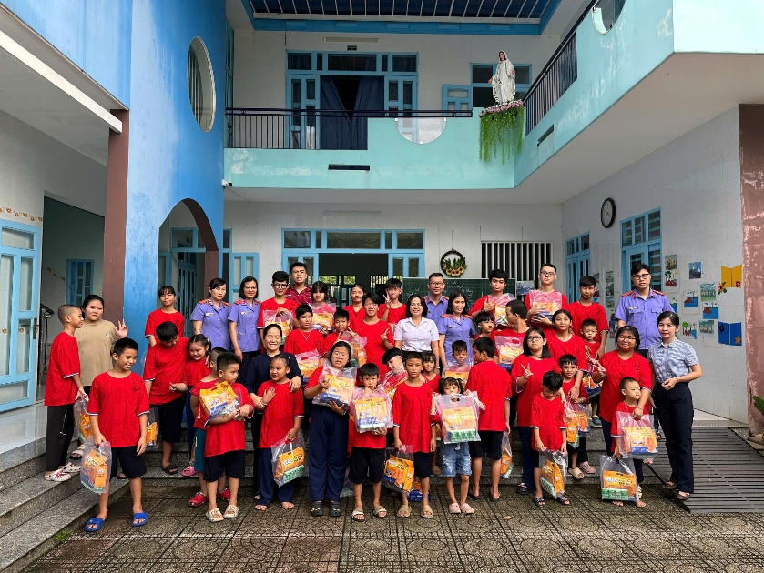 VKSND khu vực 6 - Đồng Nai phối hợp trao quà Trung thu cho các cháu, người cao tuổi có hoàn cảnh đặc biệt tại xã Xuân Hòa, thành phố Đồng Nai