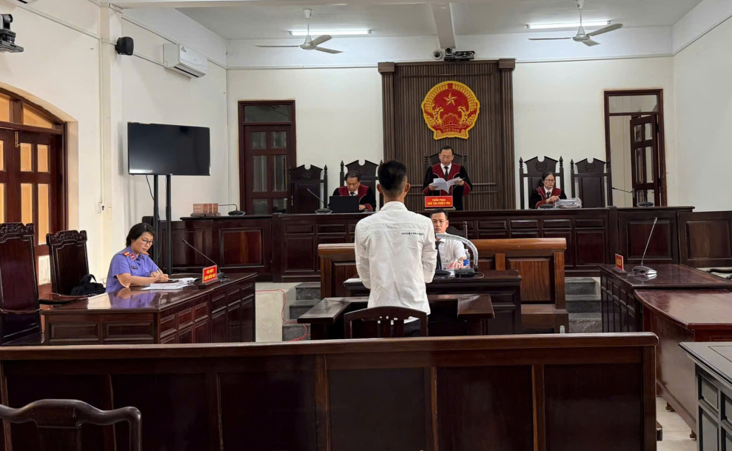 Hủy toàn bộ bản án hình sự sơ thầm để điều tra lại  do có dấu hiệu bỏ lọt tội phạm