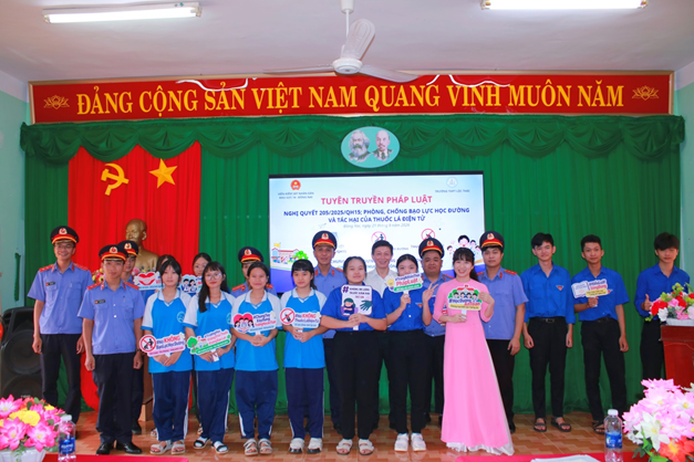 Viện KSND Khu vực 14 – Đồng Nai tuyên truyền pháp luật, trao tặng học bổng cho học sinh có hoàn cảnh khó khăn tại Trường THPT Lộc Thái