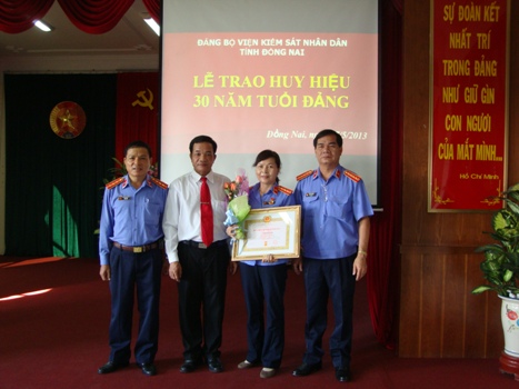 Sáng ngày 27/5/2013, đảng bộ Viện kiểm sát nhân dân tỉnh Đồng Nai tỗ chức lễ trao huy hiệu 30 năm tuổi đảng cho đồng chí Văn Thị Kim Liên – đảng viên chi bộ 1