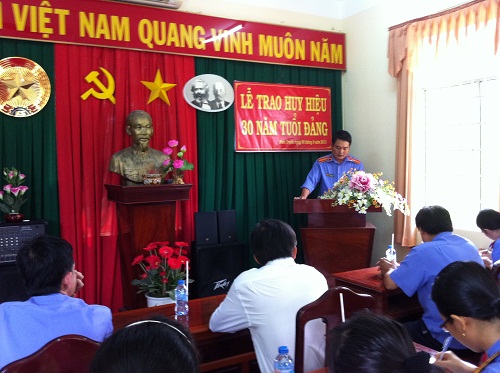 Lễ trao huy hiệu 30 năm tuổi Đảng cho đồng chí Nguyễn Văn Sơn.