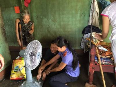 Chi đoàn khối Nội chính tư pháp trao quà hộ nghèo tại xã Sông Nhạn