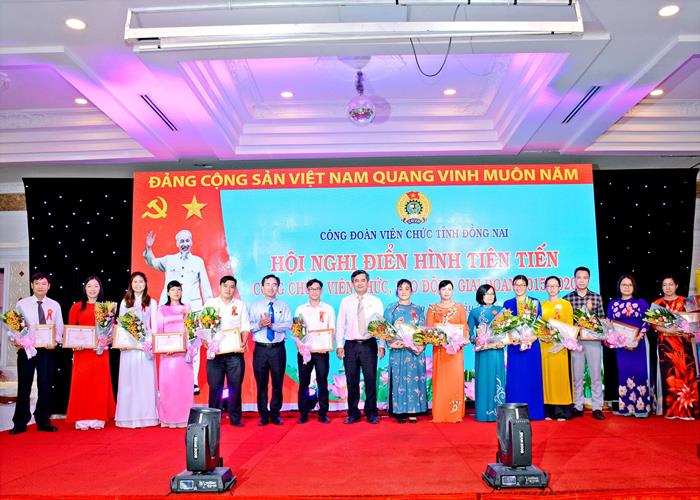 Đoàn viên công đoàn cơ sở VKSND tỉnh Đồng Nai được khen thưởng tại Hội nghị điển hình tiên tiến và Tổng kết 10 năm phong trào cán bộ nữ công “Giỏi việc nước, đảm việc nhà”