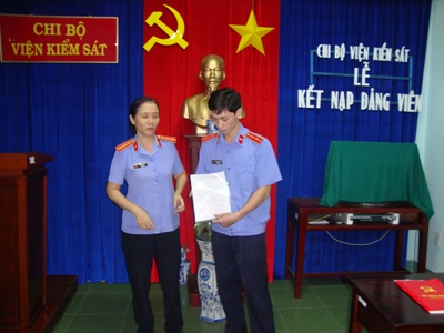 Chi bộ Viện kiểm sát nhân dân huyện Trảng Bom tổ chức lễ kết nạp đảng viên mới.