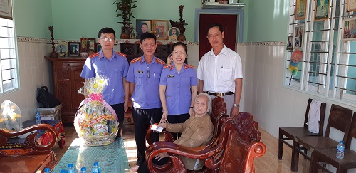 Công đoàn, Viện Kiểm sát Nhân Dân huyện Nhơn Trạch thăm hỏi, chúc Tết Mẹ Việt Nam Anh hùng