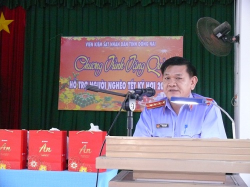 Tặng quà tết cho người nghèo phường Bửu Long