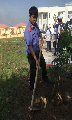 Thanh niên Viện kiểm sát nhân dân huyện Long Thành tham gia phong trào địa phương.