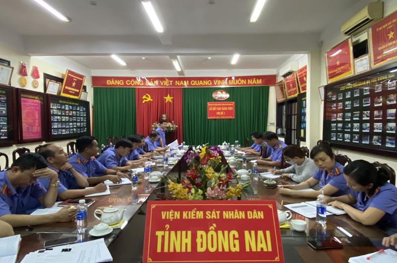 Chi bộ 1 thuộc Đảng bộ Viện kiểm sát nhân dân tỉnh Đồng Nai tổ chức lễ kết nạp Đảng viên cho quần chúng vào Đảng Cộng sản Việt Nam