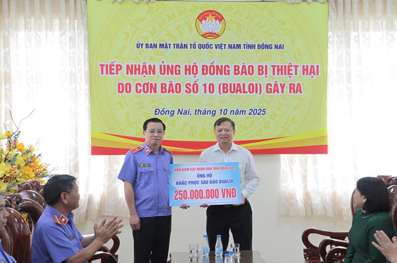 Viện kiểm sát nhân dân tỉnh Đồng Nai ủng hộ đồng bào bị thiệt hại do cơn bão số 10 (BUALOI) gây ra