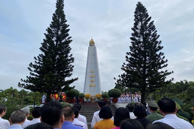 Viện kiểm sát nhân dân tỉnh Đồng Nai thăm viếng nghĩa trang anh hùng liệt sĩ nhân kỉ niệm 78 năm ngày thành lập Quân đội nhân dân Việt Nam