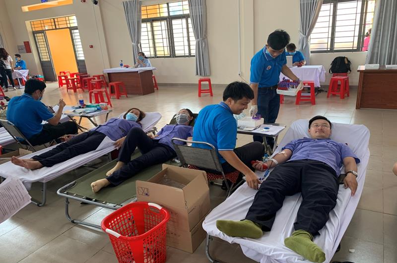 Cán bộ, kiểm sát viên VKSND huyện Thống Nhất tham gia hiến máu nhân đạo