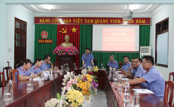 Đ/c Viện trưởng phát biểu