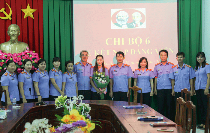 Kết nạp đảng viên mới