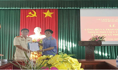 Trao quyết định